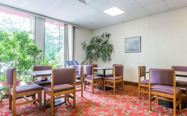 Econo Lodge Near Stewart International Airport