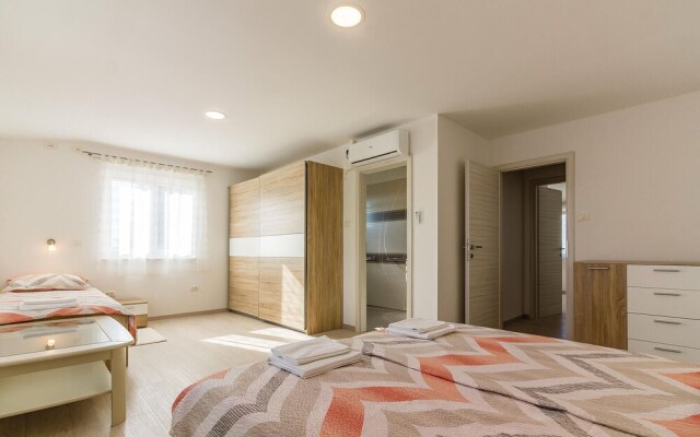 Stunning Home in Pula With Wifi and 6 Bedrooms