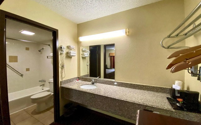 Super 8 by Wyndham Shawnee