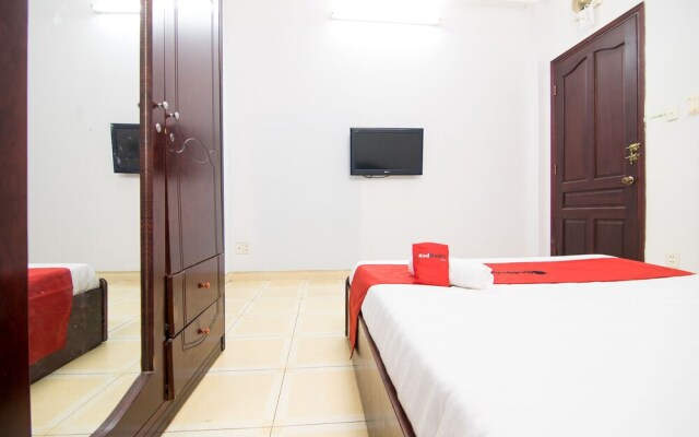 Reddoorz near Hoang Van Thu Park