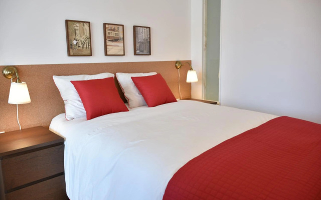 NEW!Central w/ sunny terrace - 9 min walk Trindade