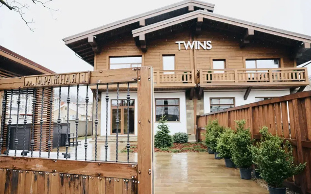 Chalet Twins (Chalet Twins)