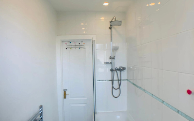 Maria- Bright and Modern City Center Apartment .