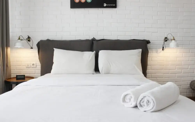 Comfy & Artsy Studio at Beverly Dago Apartment