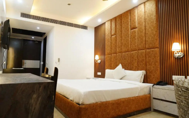OYO 24912 Hotel Raunak