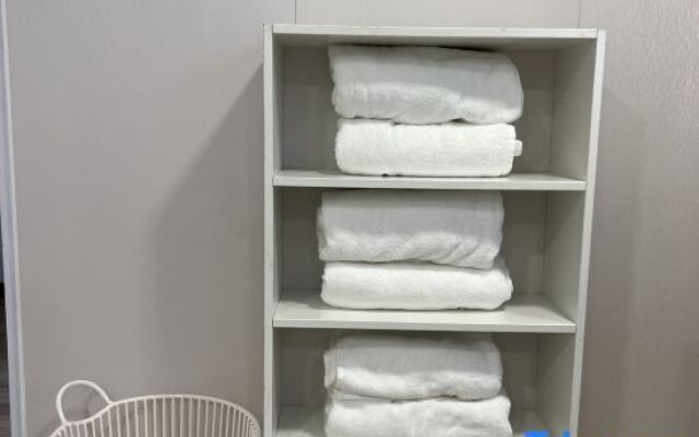 Private Full-Floor Spacious 5 Bedrooms in China Town