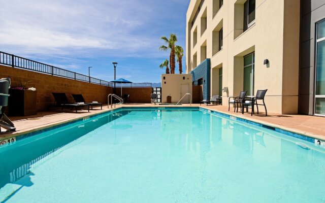 Holiday Inn Express & Suites Palm Desert - Millennium