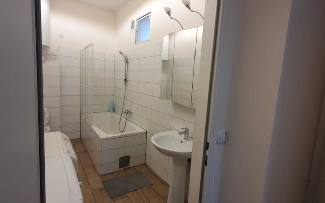 Affordable 2BR Stay 15 Min Enkplatz