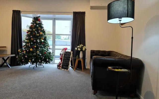 J&L Boarding Holiday House