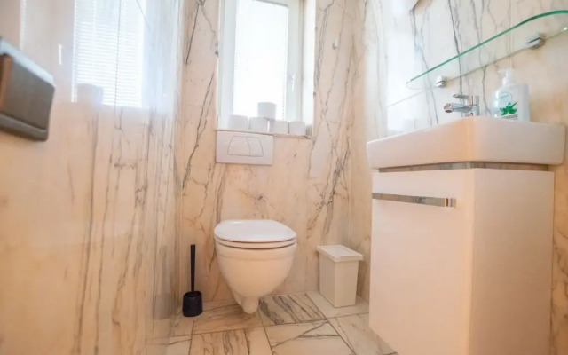 Tolstov-Hotels Large Central Apartment