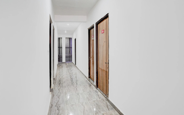 OYO Flagship 80479 A Hotel Royal FNG