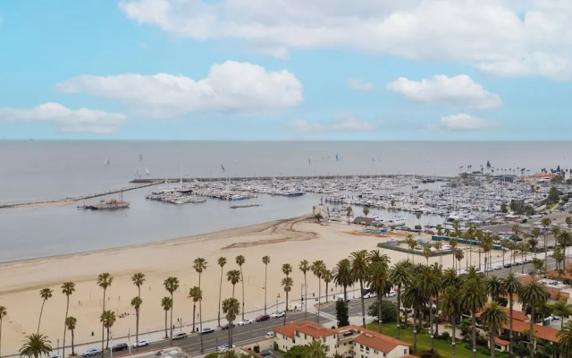 ITH Santa Barbara Beach Hostel