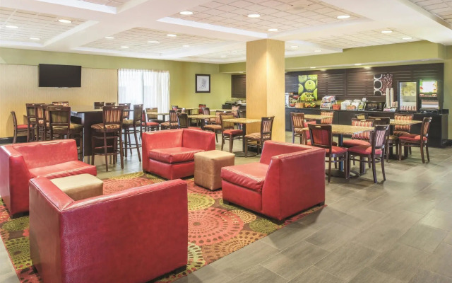 La Quinta Inn & Suites St. Louis Airport - Riverport