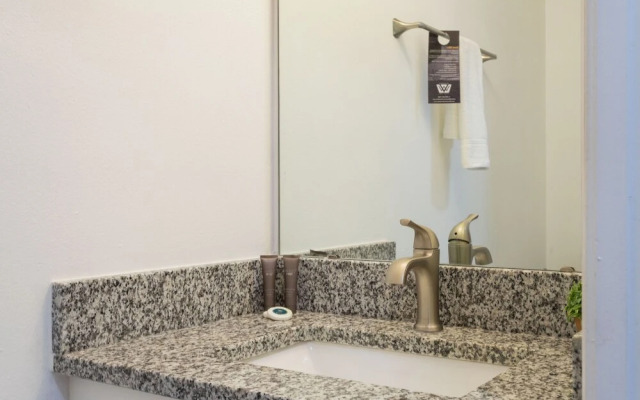 Beautiful 5Bd Single Family w/ Game Room @ 106 Lake Wilson Preserve