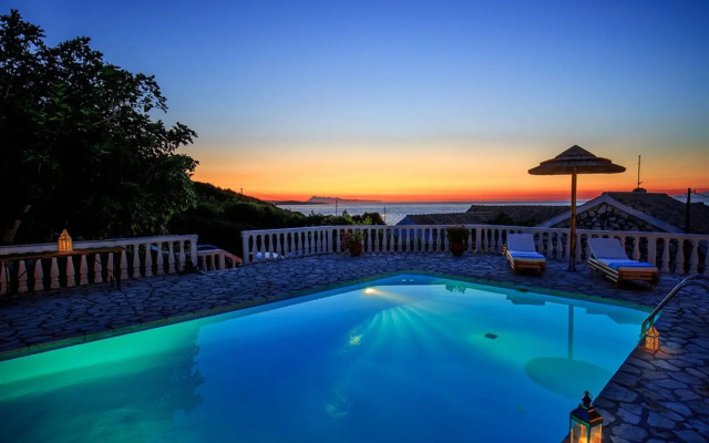 Villa Quietude, beach front villa with a pool