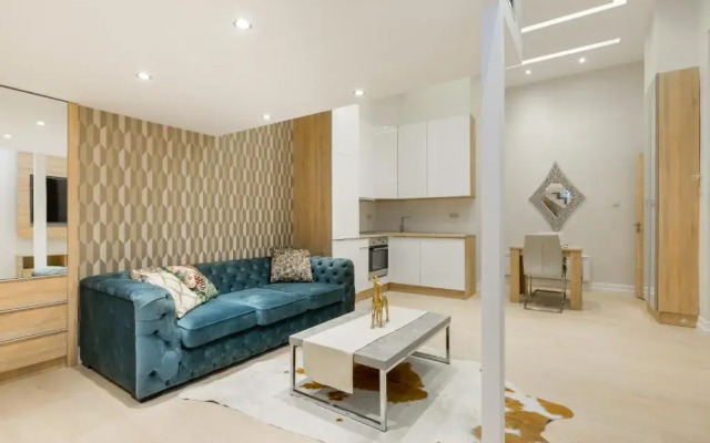 Squares and Dots Apartment