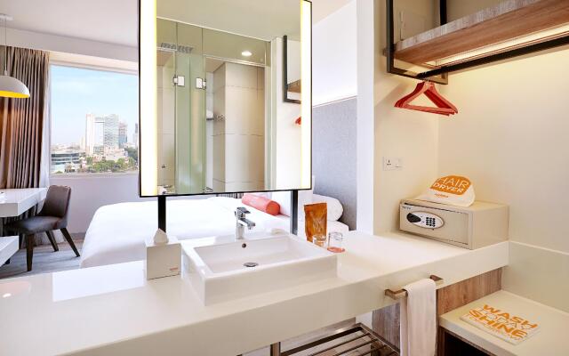 HARRIS Hotel & Conventions Bundaran Satelit Surabaya