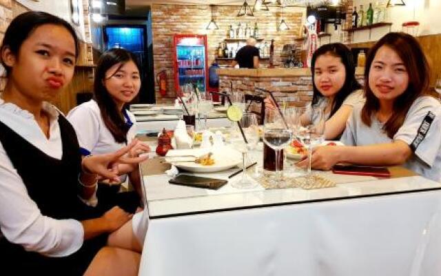Tuk Tuk Hostel & Café