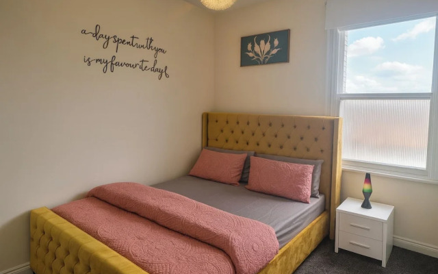 2 Bed - Sleeps 6 - Private Balcony - City Centre