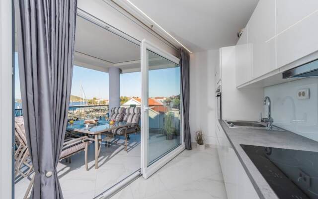 Good Life, Luxury Seafront Apartment