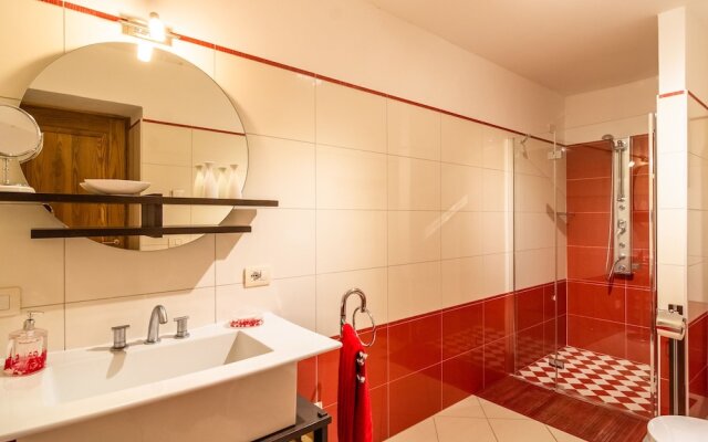 Villa With Private Pool and View of the Lake