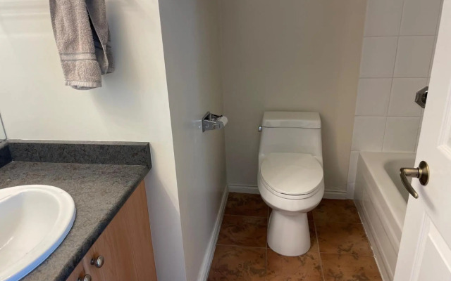 1BD+Den condo, with free parking in Downtown!