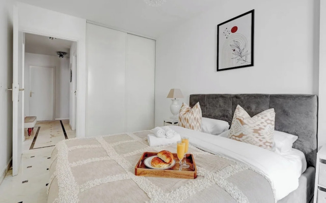 Stylish 2BR for 6 by Champs-Elysees