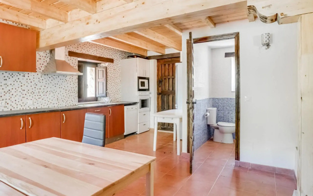 Rustic Holiday Home in Merilla with Valley View