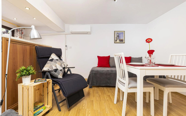 Peaceful Riverside Studio with Garage & private Patio Garden Center