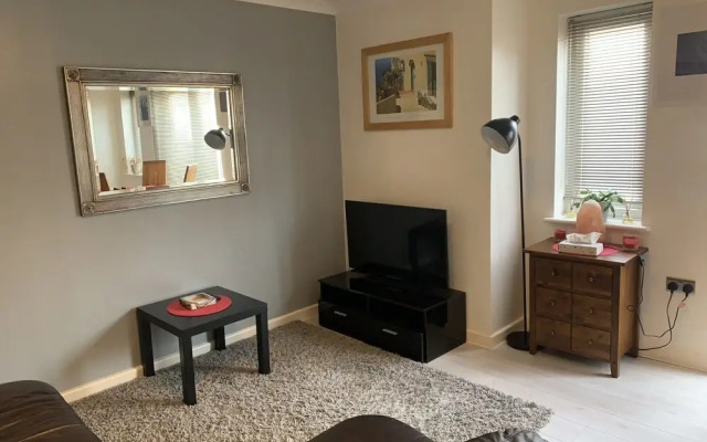 Lovely 2-bed Apartment in Wallasey, Sleeps 4