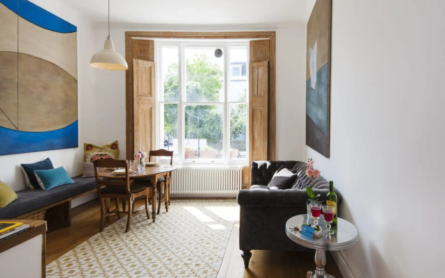 Bright Talbot Road Apartment