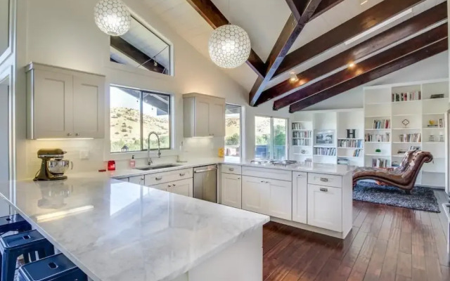 Chic Highlands Hideaway