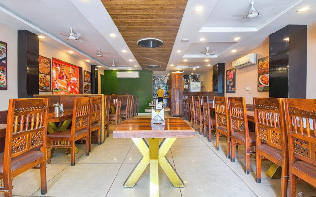 Fabhotel Prime The Royal Galaxy