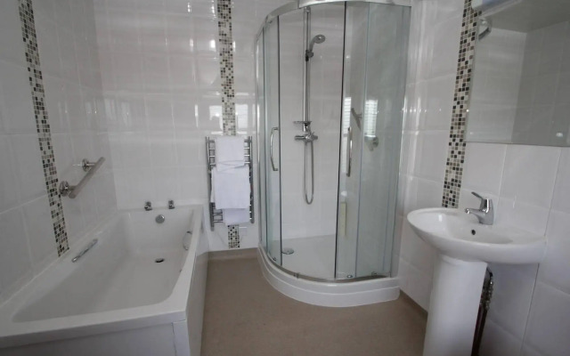 Lion Hotel and Studio Apartments