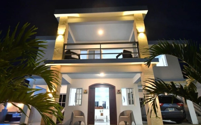 Gorgeous Spacious Property in Prime Beach Location