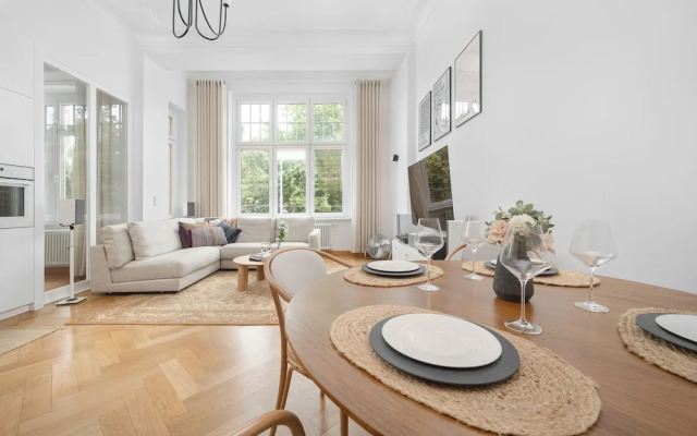 Retro Apartment in Wroclaw by Renters