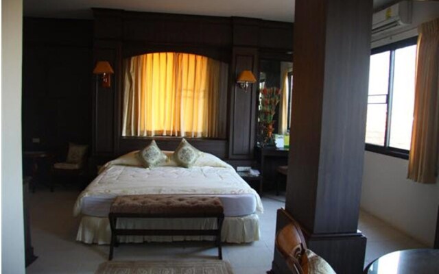 LJ The Emerald Hotel