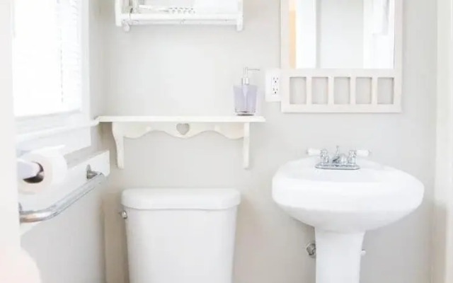 Allen Harbor Breeze Inn & Gardens