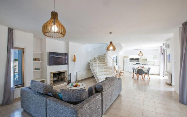 Villa Rosie AQ Anm03