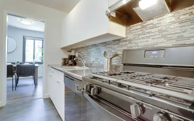 Contemporary Studio by Barton Park