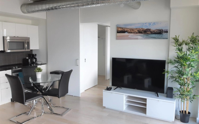 Luxury skyline condo in downtown FREE 24/7 parking