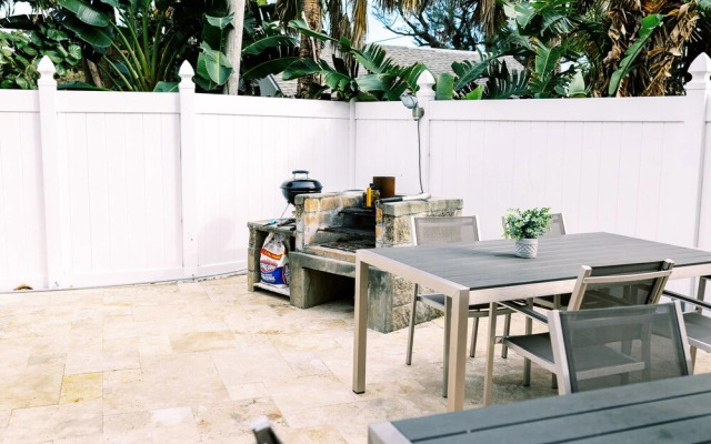 Beachside Gardens Apartments by Lowkl