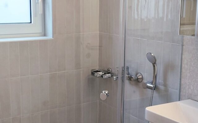 Adelos Maisonette Near Vouliagmeni Beach