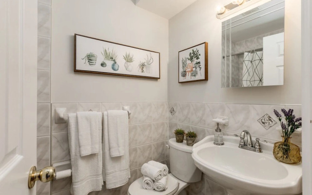 Homey & Elegant 3-bedroom House in the Annex