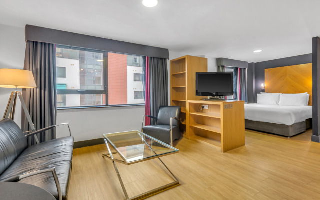 Roomzzz Leeds City West