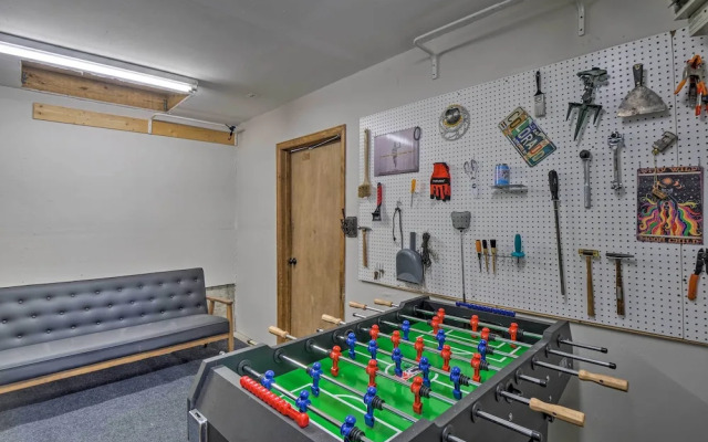 6 Mi to Breck Ski Resort: Family Cabin w/ Hot Tub!