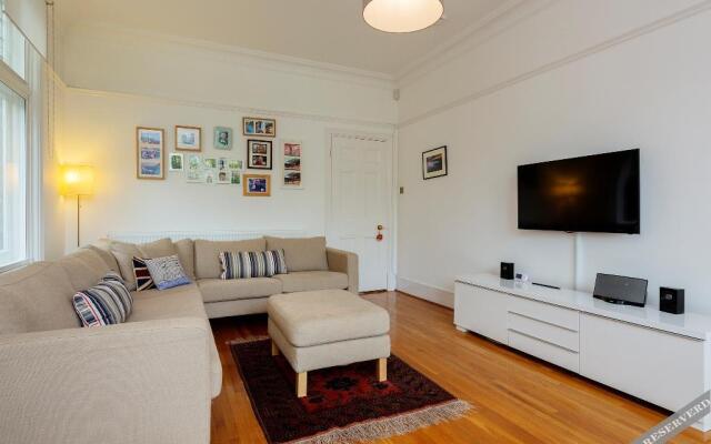 Veeve  5 Bed House On Woodbourne Avenue Streatham