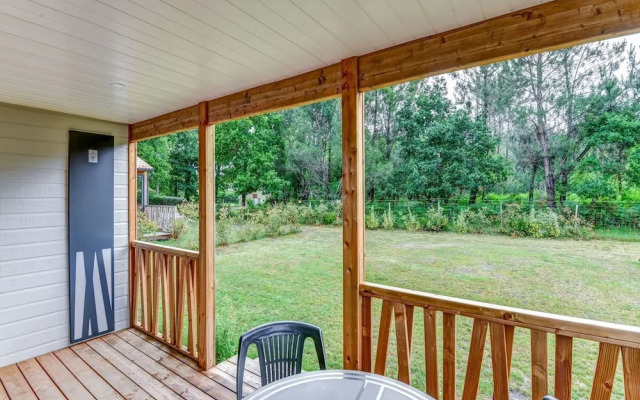 Secluded Chalet in Hourtin With Swimming Pool