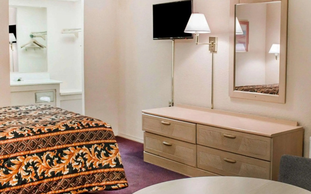 Rodeway Inn Findlay University Area