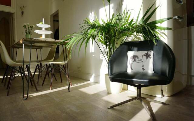 Beautiful Canalside 1-bedroom Flat With Terrace
